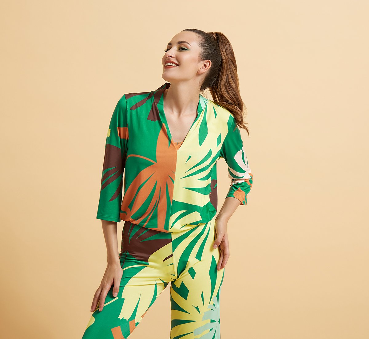 Maglia con fantasia tropicale