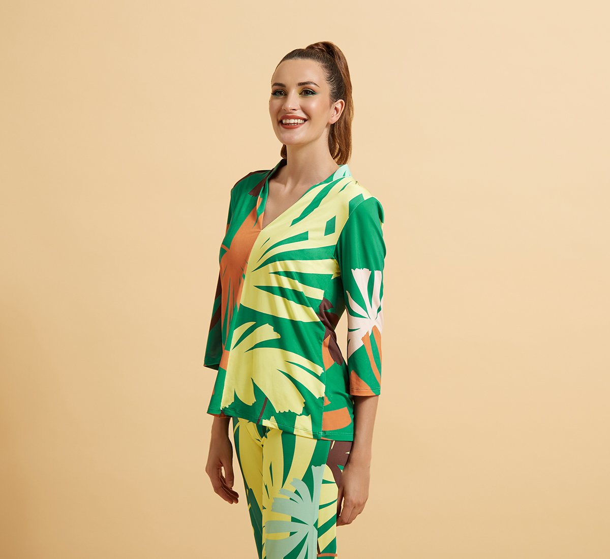 Maglia con fantasia tropicale